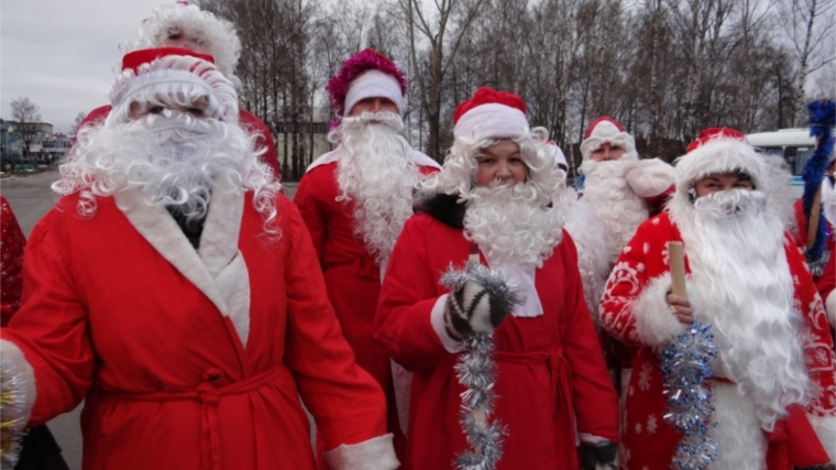 Традиционное шествие Дедов Морозов и Снегурочек прошло в селе Комсомольское