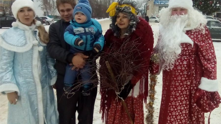 Дед Мороз и Снегурочка поздравили жителей посёлка с наступающим Новым годом