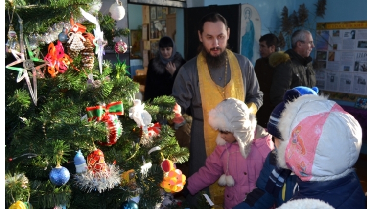 На приходе храма &quot;Всех скорбящих Радость&quot; города Канаш начала работу выставка Рождественской елочной игрушки