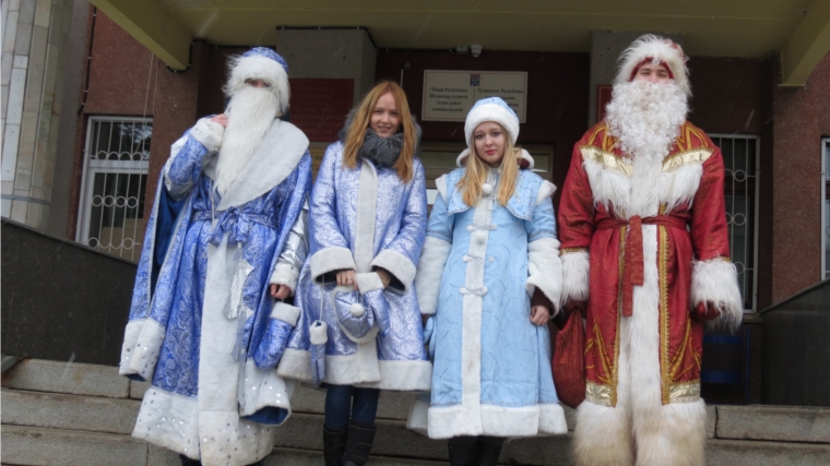 Акция «Новогодний экспресс»: молодежь Ленинского района г.Чебоксары дарит горожанам праздничное настроение