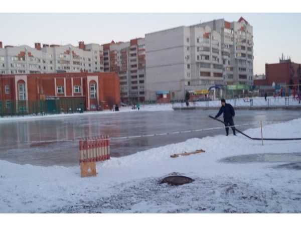 В Чебоксарах приступили к заливке школьных катков ("Мой город Чебоксары")