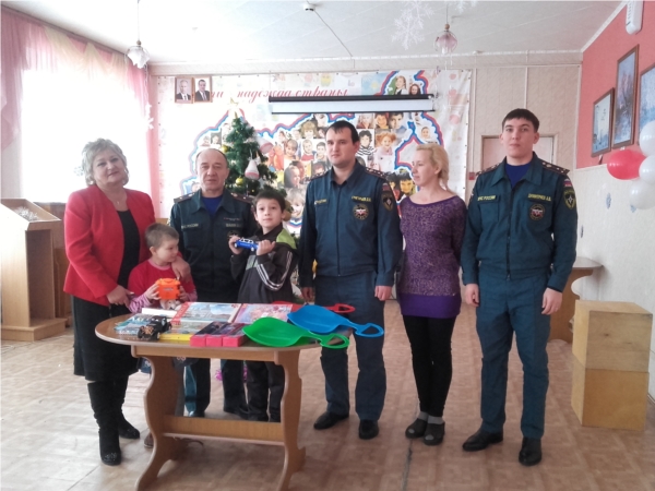 Cотрудники ОНД по г. Канаш и Канашскому району поздравили воспитанников социального приюта для детей и подростков с Новым годом