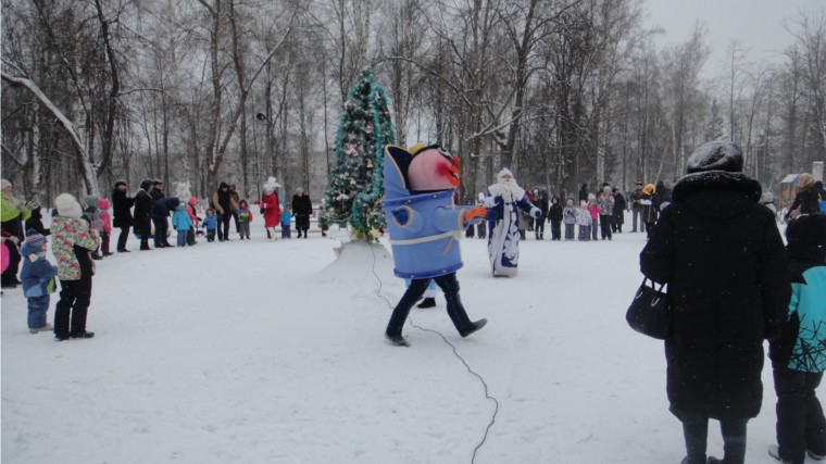 В парке культуры и отдыха города Шумерли состоялось новогоднее детское театрализованное представление