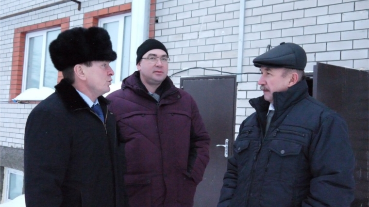 Глава Ядринской районной администрации Владимир Кузьмин проинспектировал ход строительства нового многоквартирного дома