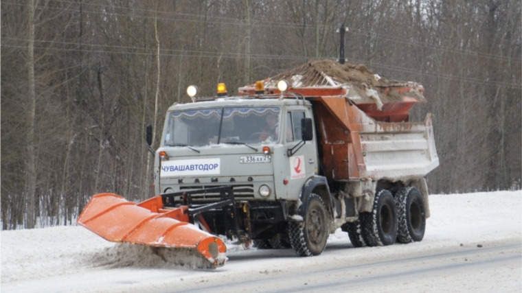 В Чувашии снегопад. Дорожная техника направлена для усиленной расчистки дорог и недопущения заторов