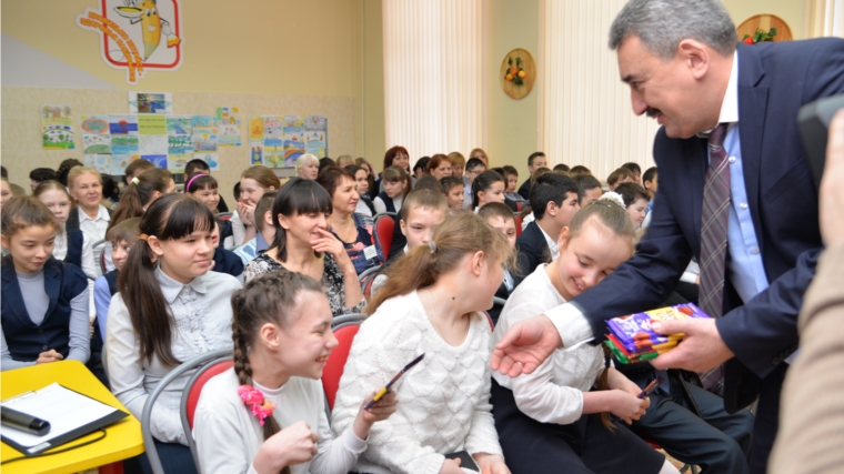 «Шоколад – детям»: Сладкие подарки вручил глава города Леонид Черкесов ученикам Чебоксарской общеобразовательной школы для обучающихся с ограниченными возможностями здоровья №2