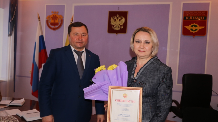 На еженедельном планерном совещании глава администрации г. Канаш В.В. Софронов вручил свидетельство участника республиканского конкурса «Лучший муниципальный служащий в Чувашской Республике»