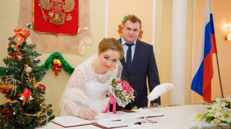 _ Новобрачные Алексей и Екатерина Блиновы открыли страницу свадебного календаря 2016 года в Алатыре