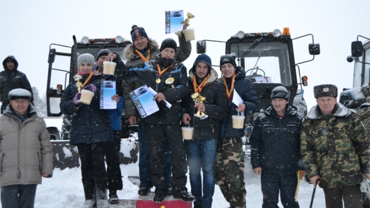В селе Шоркистры Урмарского района прошли традиционные соревнования по авто-тракторным гонкам «Шоркистринская зима»