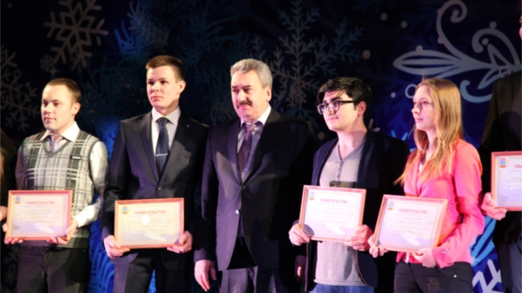 В рамках празднования Дня российского студенчества глава города Леонид Черкесов вручил свидетельства о назначении стипендий г. Чебоксары