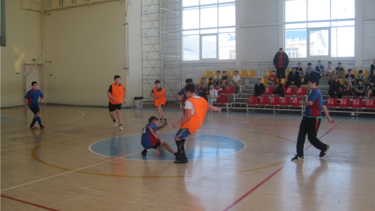 В спортивном зале ДЮСШ «Локомотив» проходит первенство города Канаш по мини-футболу среди команд юношей 2005-2006 гг.р.