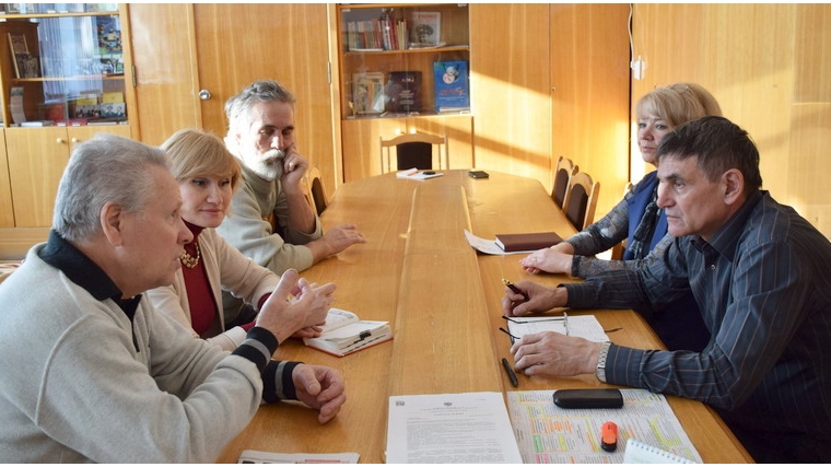 Глава администрации города Шумерли А.Г. Зиновьев встретился с членами местного Общества художников