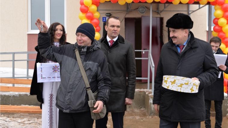 Глава Чувашии вручил ключи от новых квартир чебоксарцам, переселенным из аварийного жилья