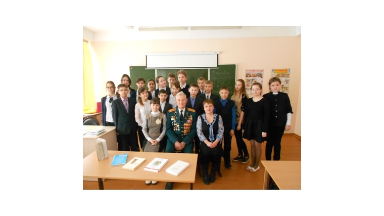 О примерах мужества и патриотизма школьникам рассказал полковник в отставке Владимир Лабутов