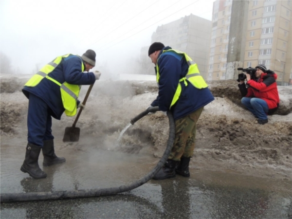 Кипяток против льда: в Чебоксарах против затопления городских магистралей проводится очистка ливневой канализации(ИА "Мангазея")