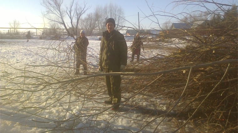 Жители села Именево вышли на субботник по благоустройству территории