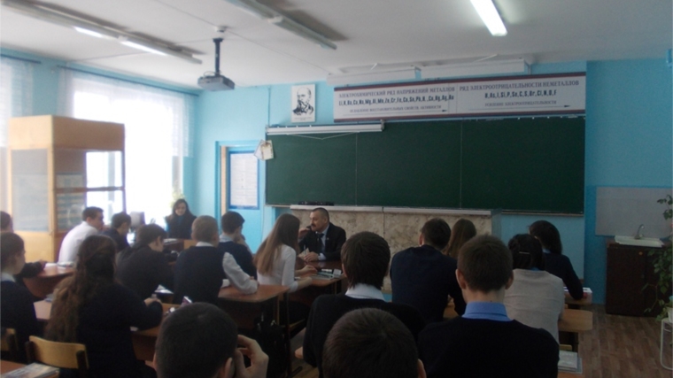 Депутат Чебоксарского городского Собрания Валерий Антонов провел открытый урок в рамках Всероссийского дня молодого избирателя