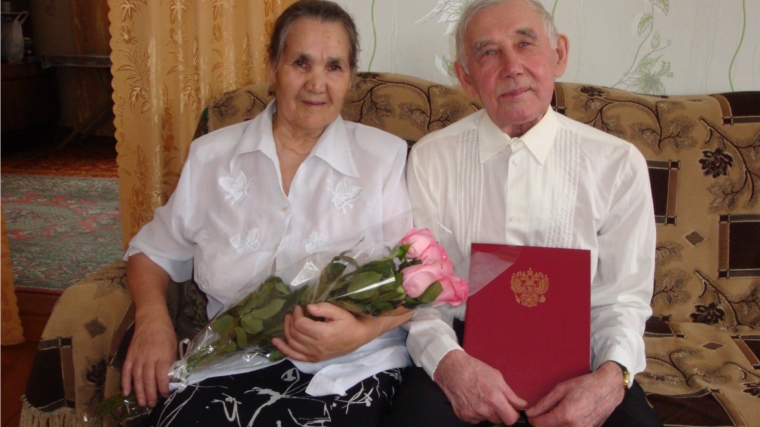 В канун Международного женского дня отдел ЗАГС поздравил супругов Уральских Петра Николаевича и Елизавету Осиповну с золотой свадьбой