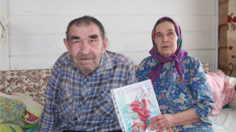 Поздравления с 55-летием бракосочетания принимали жители поселка Первомайский - супруги Задоровы