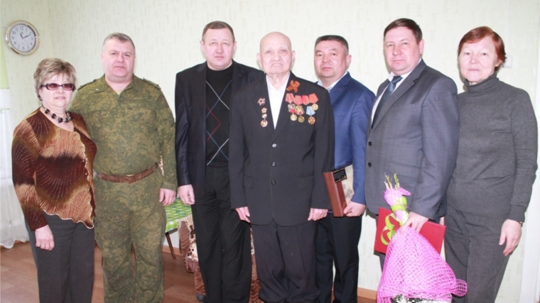Глава администрации Урмарского района Александр Тихонов поздравил участника Великой Отечественной войны с 95-летием