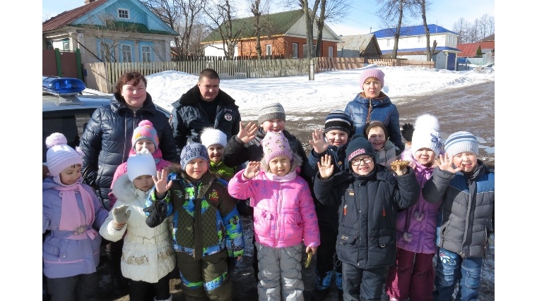 Дошкольники Мариинско-Посадского района познакомились с работой инспектора ДПС в рамках недели безопасности на дороге