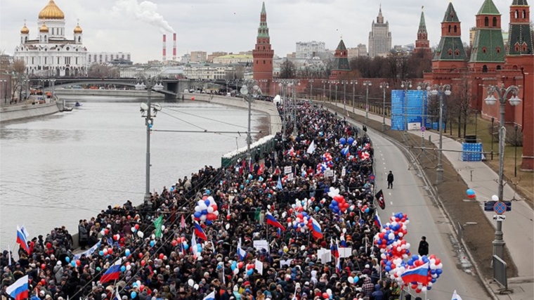 Чуваши Москвы вместе со всеми приняли участие в акции на Васильевском спуске около Кремля, посвященной второй годовщине воссоединения Крыма с Россией