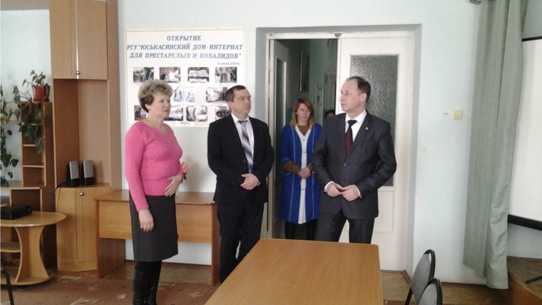 Министр Сергей Димитриев посетил Юськасинский дом - интернат для престарелых и инвалидов после ремонта