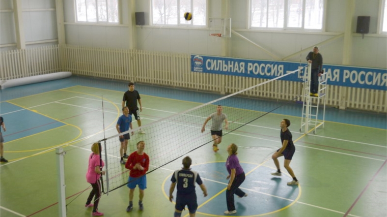 Захватывающие волейбольные баталии развернулись среди трудовых коллективов города Шумерли
