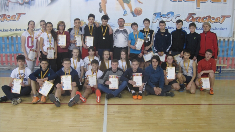 Определились победители и призеры первенства города Канаша по баскетболу среди учащихся 8-9 классов