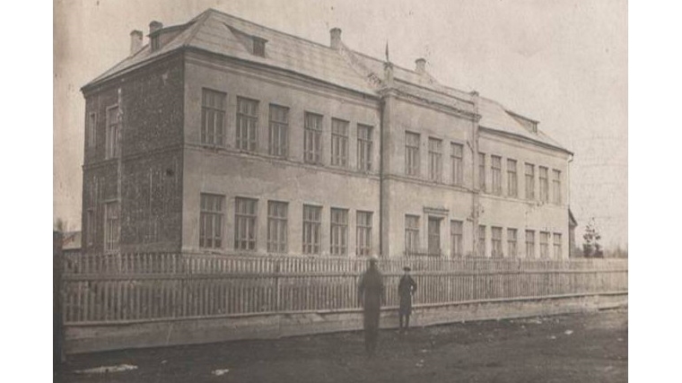 Вот уже 80 лет девиз третьей школы города Шумерли: «Ни одного школьника без интересного увлекательного дела»