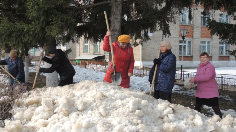 Работники администрации Красночетайского района вышли на первый весенний субботник