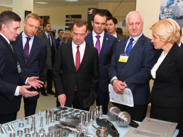 Председатель Правительства РФ Дмитрий Медведев посетил Центр занятости населения в г. Чебоксары и ЧЭМК (ИА &quot;Мангазея&quot;)