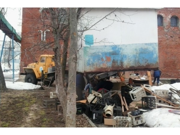 В Чебоксарах демонтировали киоск, в котором незаконно принимали стеклотару