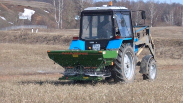 Первыми в Мариинско-Посадском районе на подкормку многолетних трав минеральными удобрениями вышли труженики ООО «НамЭКО»