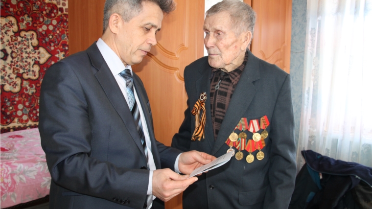 Поздравления с 95-летним юбилеем принимает участник Великой Отечественной войны, житель Шумерлинского района И.Е. Ефимов