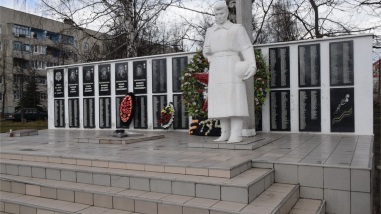 Благоустройство памятных и мемориальных мест города Шумерли – на контроле главы администрации