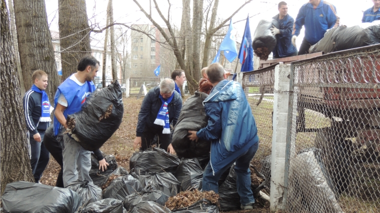 После зимнего сезона в городе активно ведется работа по уборке территории.