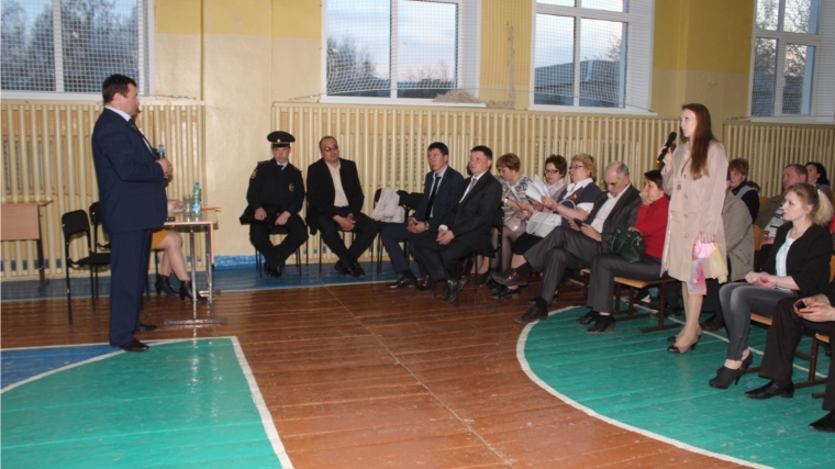 Подводя итоги встречи, глава администрации г. Канаш Владислав Софронов подробно раскрыл планы развития города и его инфраструктуры