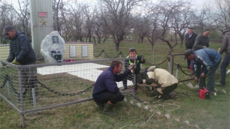 Жители деревни Кивсерт-Янишево построили красивую железную ограду вокруг памятника