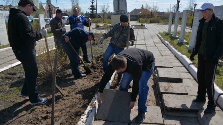 В поселке Вурнары продолжаются экологические субботники