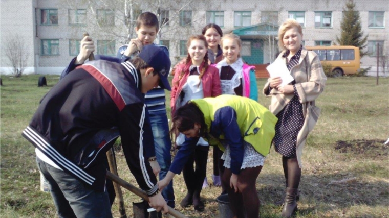 Учащиеся Большебуяновской школы в рамках Всероссийской акции &quot;Дерево Победы&quot; обновили яблоневый сад