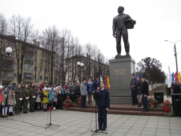 В Чебоксарах прошли митинги возле памятников героям космоса ("Чебоксары.ру")
