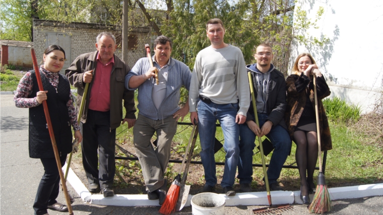 «Зеленая весна»: Сотрудники Шумерлинской газеты «Вперед» помогают в благоустройстве города
