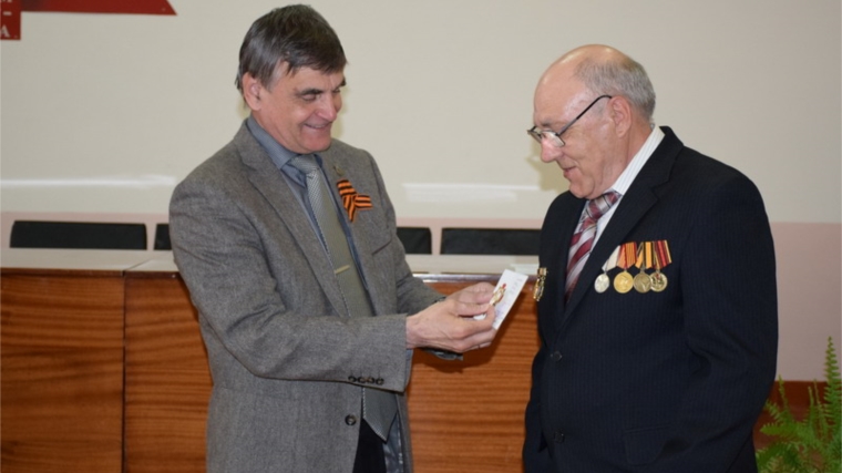 Глава администрации города Шумерли вручил героям-чернобыльцам заслуженные награды
