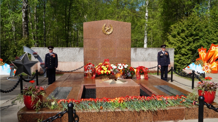 8 мая в г.Чебоксары на ул.Б.Хмельницкого состоялась церемония возложения цветов к Братской могиле воинов, умерших от ран в госпиталях города