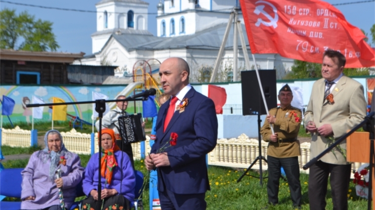 Сергей Артамонов вместе с жителями Канашского района почтил память павших в Великой Отечественной войне