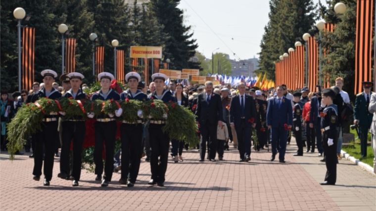 9 Мая в Чебоксарах началось с торжественной церемонии возложения венков и цветов к Монументу Славы