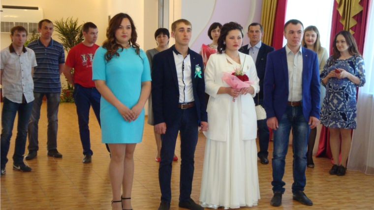 Свадьбы в канун Международного Дня семьи в отделе ЗАГС г. Канаш