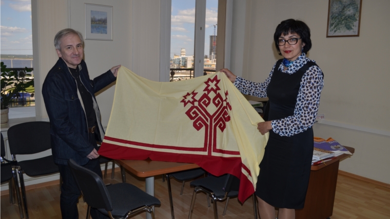 В дар музею передан флаг, изготовленный под руководством Элли Юрьева