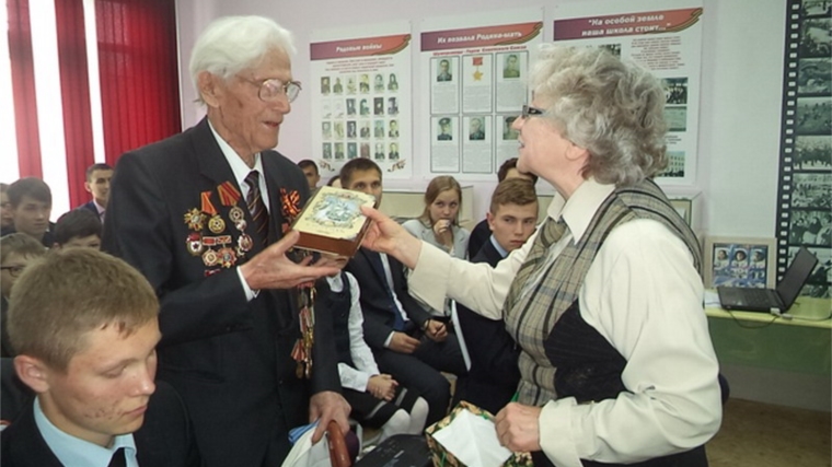 Международный день музеев шумерлинские гимназисты отметили литературно-музыкальным вечером-встречей с ветераном Великой Отечественной войны